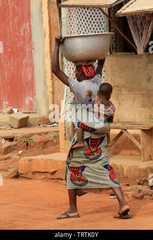 Afrikaner erhalten Sie Wasser mit einem Eimer. Abkommen von Lomé. Togo. Afrique de l'Ouest. Stockfoto