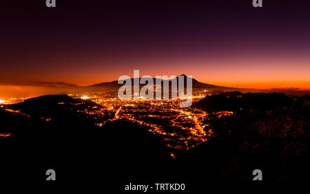 Nacht der Fotografie der Vulkan El Teide. Teneriffa, Spanien, Kanarische Inseln. Lange Belichtung. Landschaft. Stockfoto