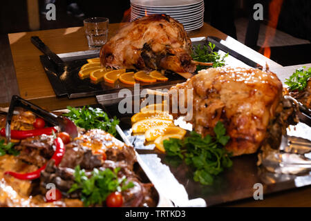 Gebackene Schweinshaxe auf einem Tablett auf den Tisch im Restaurant Stockfoto