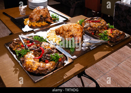 Gebackene Schweinshaxe auf einem Tablett auf den Tisch im Restaurant Stockfoto