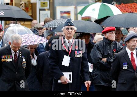 Tausende von Menschen das Cheltenham Trauerfeier nahmen am Kriegsdenkmal außerhalb der städtischen Dienststellen an diesem Morgen. 11/11/18 Bild von einem Stockfoto