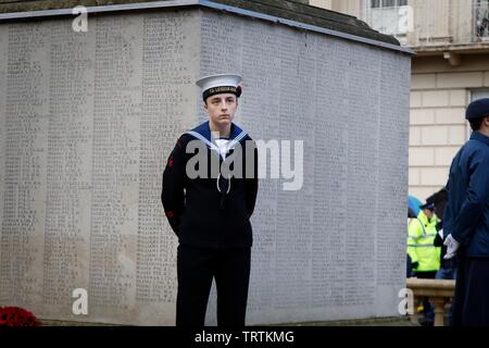 Tausende von Menschen das Cheltenham Trauerfeier nahmen am Kriegsdenkmal außerhalb der städtischen Dienststellen an diesem Morgen. 11/11/18 Bild von einem Stockfoto