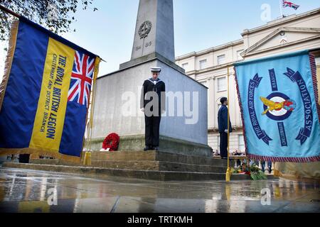 Tausende von Menschen das Cheltenham Trauerfeier nahmen am Kriegsdenkmal außerhalb der städtischen Dienststellen an diesem Morgen. 11/11/18 Bild von einem Stockfoto