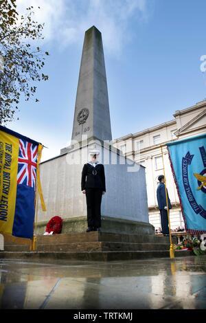 Tausende von Menschen das Cheltenham Trauerfeier nahmen am Kriegsdenkmal außerhalb der städtischen Dienststellen an diesem Morgen. 11/11/18 Bild von einem Stockfoto