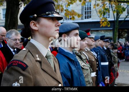 Tausende von Menschen das Cheltenham Trauerfeier nahmen am Kriegsdenkmal außerhalb der städtischen Dienststellen an diesem Morgen. 11/11/18 Bild von einem Stockfoto