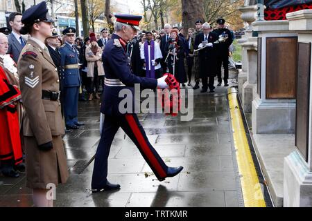 Edward Gillespie, der neue Herr Leutnant von Gloucestershire legt den ersten Kranz. Tausende Menschen nahmen an der Trauerfeier in Cheltenham Stockfoto