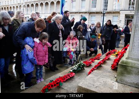 Tausende von Menschen das Cheltenham Trauerfeier nahmen am Kriegsdenkmal außerhalb der städtischen Dienststellen an diesem Morgen. 11/11/18 Bild von einem Stockfoto