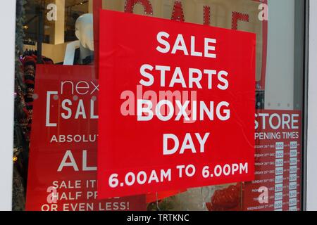 Boxing Day Vertrieb und Käufern in Cheltenham. 26.12.2018, Bild von Andrew Higgins - tausend Wort Medien, KEIN VERKAUF, keine SYNDICATION. Kontakt für weitere i Stockfoto