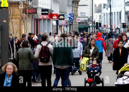 High Street, Cheltenham. Boxing Day Vertrieb und Käufern in Cheltenham. 26.12.2018, Bild von Andrew Higgins - tausend Wort Medien, KEIN VERKAUF, keine SYNDIC Stockfoto