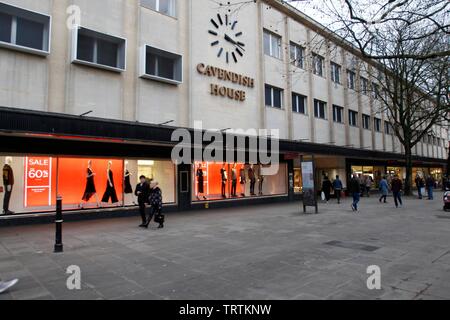 Cavendish, das Haus von Fraser Kaufhaus an der Promenade. Boxing Day Vertrieb und Käufern in Cheltenham. 26.12.2018, Bild von Andrew Higgins Stockfoto