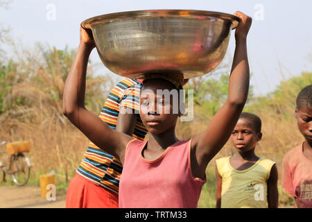 Porteuse d'eau. Datscha Attikpayé. Togo. Afrique de l'Ouest. Stockfoto