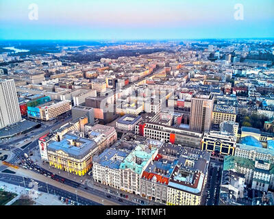 Warschau, Polen - 07 April 2019: schönes Panorama Luftbild Drohne Blick auf das Zentrum der Stadt Warschau in den Sonnenuntergang im Frühjahr Stockfoto