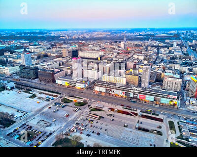 Warschau, Polen - 07 April 2019: schönes Panorama Luftbild Drohne Blick auf das Zentrum der Stadt Warschau in den Sonnenuntergang im Frühjahr Stockfoto