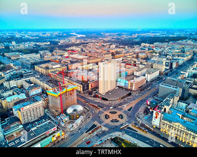 Warschau, Polen - 07 April 2019: schönes Panorama Luftbild Drohne Blick auf das Zentrum der Stadt Warschau in den Sonnenuntergang im Frühjahr Stockfoto