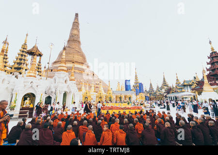 Yangon, Myanmar - März 2019: Buddhistische Mönche während der offiziellen alms Preisverleihung an der Shwedagon Pagode. Stockfoto