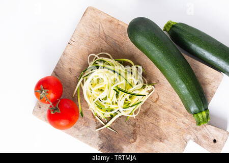 Gesunde Ernährung Konzept Vorbereitung Guilten-Free Zucchini Nudeln Pasta in Holz- Board Stockfoto