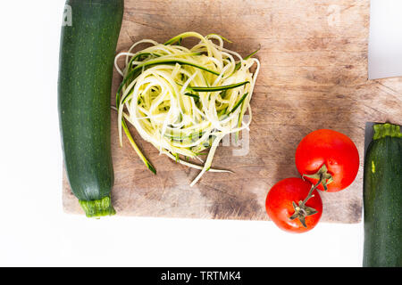 Gesunde Ernährung Konzept Vorbereitung Guilten-Free Zucchini Nudeln Pasta in Holz- Board Stockfoto