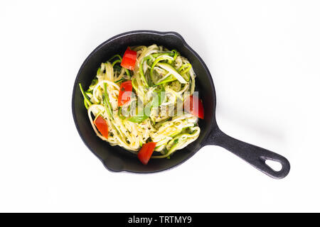 Gesunde Ernährung Konzept hausgemachte Guilten-Free Zucchini Nudeln, Pasta mit Tomaten in Iron skillet Pan Stockfoto