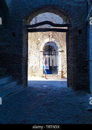 Chios, Griechenland - 16. Juli 2008: Alte senior touristische Frau im mittelalterlichen Dorf von Mesta. Stockfoto