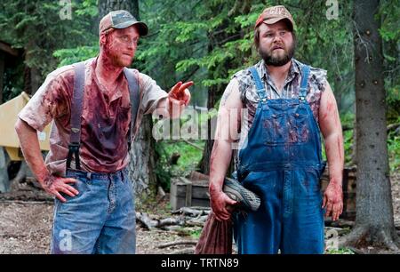 ALAN TUDYK und TYLER LABINE in TUCKER & DALE VS. Das Böse (2010). Copyright: Nur die redaktionelle Nutzung. Kein Merchandising oder Buch deckt. Dies ist eine öffentlich verteilten Handzettel. Zugriffsrechte nur, keine Lizenz des Urheberrechts zur Verfügung gestellt. Nur in Verbindung mit Werbung für diesen Film. Credit: EDEN ROCK MEDIA/LOBBY LOU/VERTRAUEN MOTION PICTU/Insel/Album Stockfoto