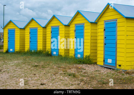 Gelbe und blaue Meer ändern Strandhütten Stockfoto