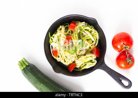 Gesunde Ernährung Konzept hausgemachte Guilten-Free Zucchini Nudeln, Pasta mit Tomaten in Iron skillet Pan Stockfoto