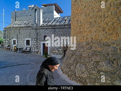 Chios, Griechenland - 16. Juli 2008: Alte senior lokale Frau im mittelalterlichen Dorf von Mesta. Stockfoto