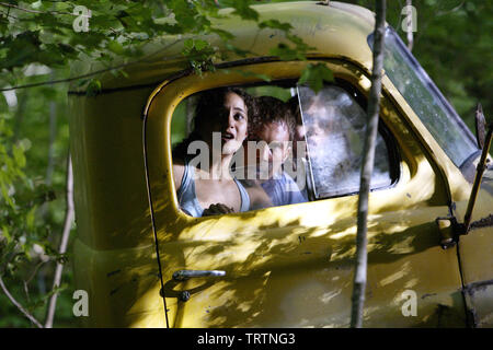 ELIZA DUSHKU, Emmanuelle Chriqui und DESMOND HARRINGTON in WRONG TURN (2003). Copyright: Nur die redaktionelle Nutzung. Kein Merchandising oder Buch deckt. Dies ist eine öffentlich verteilten Handzettel. Zugriffsrechte nur, keine Lizenz des Urheberrechts zur Verfügung gestellt. Nur in Verbindung mit Werbung für diesen Film. Quelle: 20th Century Fox/Regency Enterprises/RAFY / Album Stockfoto