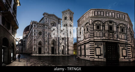 Duomo di Firenze Dom bei Nacht mit dem Taufbecken von St. John in Aussicht, Florenz, Italien, Europa, vor weißem Hintergrund Stockfoto