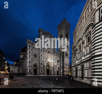 Duomo di Firenze Dom bei Nacht mit dem Taufbecken von St. John in Aussicht, Florenz, Italien, Europa, vor weißem Hintergrund Stockfoto