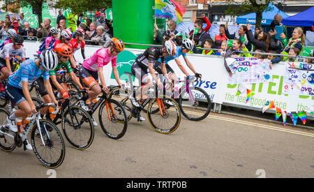 Henley-on-Thames, UK, 12. Juni 2019. Schüler jubeln Reiter, da Sie die zu Beginn der 3.Etappe der Tour der OVO Frauen von Henley-on-Thames zum Blenheim Palast mit Lizzie Deignan nächste die Kamera von der Trek Se in der besten britischen Rider Jersey und Marianne Vos aus den Niederlanden in das Grüne Trikot. Credit: Harry Harrison/Alamy leben Nachrichten Stockfoto