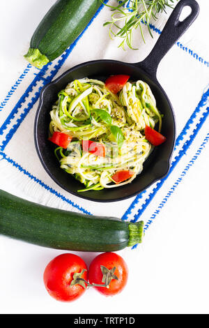 Gesunde Ernährung Konzept hausgemachte Guilten-Free Zucchini Nudeln, Pasta mit Tomaten in Iron skillet Pan Stockfoto