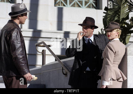 SCARLETT JOHANSSON und Josh Hartnett in die schwarze Dahlie (2006). Copyright: Nur die redaktionelle Nutzung. Kein Merchandising oder Buch deckt. Dies ist eine öffentlich verteilten Handzettel. Zugriffsrechte nur, keine Lizenz des Urheberrechts zur Verfügung gestellt. Nur in Verbindung mit Werbung für diesen Film. Quelle: UNIVERSAL PICTURES/KONOW, ROLF/Album Stockfoto