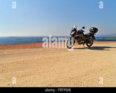 Chios, Griechenland - 16. Juli 2008: Suzuki dl 650 V-Strom) Motorrad auf Feldweg in der Nähe des Meeres, sonnigen Sommertag. Stockfoto