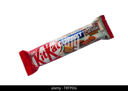 Nestle KitKat Chunky caramel Fudge bar gesalzen auf weißem Hintergrund - Kit Kat Stockfoto