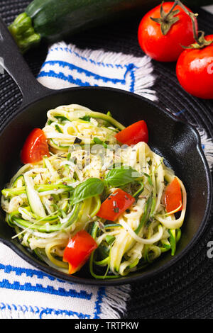 Gesunde Ernährung Konzept hausgemachte Guilten-Free Zucchini Nudeln, Pasta mit Tomaten in Iron skillet Pan Stockfoto