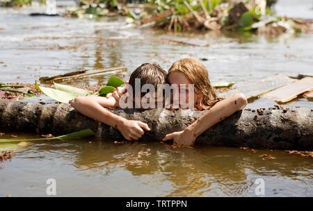 NAOMI WATTS und TOM HOLLAND IM UNMÖGLICH (2012). Copyright: Nur die redaktionelle Nutzung. Kein Merchandising oder Buch deckt. Dies ist eine öffentlich verteilten Handzettel. Zugriffsrechte nur, keine Lizenz des Urheberrechts zur Verfügung gestellt. Nur in Verbindung mit Werbung für diesen Film. Credit: APACHEN UNTERHALTUNG/Album Stockfoto