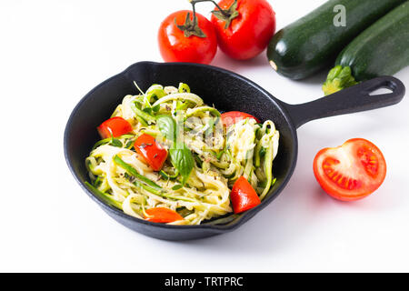 Gesunde Ernährung Konzept hausgemachte Guilten-Free Zucchini Nudeln, Pasta mit Tomaten in Iron skillet Pan Stockfoto