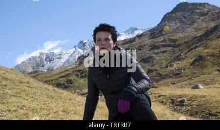 JULIETTE BINOCHE in Wolken von Sils Maria (2014). Copyright: Nur die redaktionelle Nutzung. Kein Merchandising oder Buch deckt. Dies ist eine öffentlich verteilten Handzettel. Zugriffsrechte nur, keine Lizenz des Urheberrechts zur Verfügung gestellt. Nur in Verbindung mit Werbung für diesen Film. Credit: CG KINO/CAB PRODUCTIONS/HESEKIEL FILMPRODUKTION/PALLAS FIL/Album Stockfoto