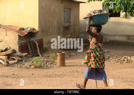 Transportant Togolaise des Bestimmungen dans une bassine sur sa Tête. Abkommen von Lomé. Togo. Afrique de l'Ouest. Stockfoto