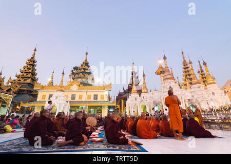 Yangon, Myanmar - März 2019: Buddhistische Mönche während der offiziellen alms Preisverleihung an der Shwedagon Pagode. Stockfoto