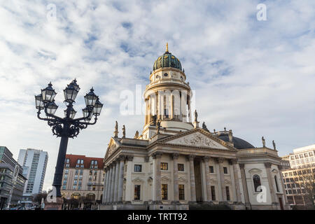 Alte Straßenlaterne und Neue Kirche (Deutscher Dom, Deutsche Kirche oder Deutscher Dom) in Berlin, Deutschland, an der Gendarmenmarkt in Berlin am Tag. Stockfoto