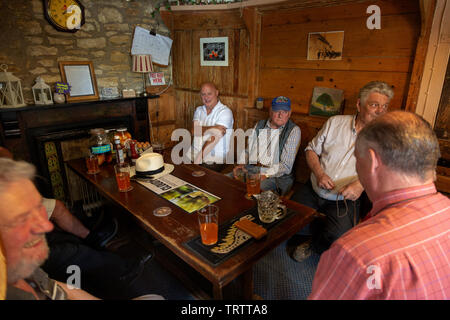 Männer trinken scrumpy Apfelwein in Tuckers Grab Pub, Faulkland, Somerset, England, Großbritannien Stockfoto