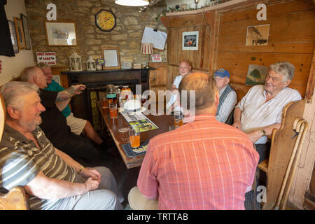 Männer trinken scrumpy Apfelwein in Tuckers Grab Pub, Faulkland, Somerset, England, Großbritannien Stockfoto