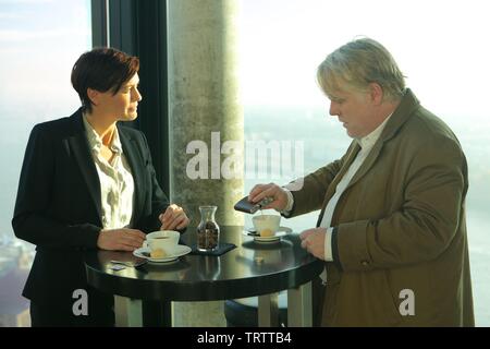 PHILIP Seymour Hoffman und Robin Wright in A MOST WANTED MAN (2014). Copyright: Nur die redaktionelle Nutzung. Kein Merchandising oder Buch deckt. Dies ist eine öffentlich verteilten Handzettel. Zugriffsrechte nur, keine Lizenz des Urheberrechts zur Verfügung gestellt. Nur in Verbindung mit Werbung für diesen Film. Credit: DEMAREST FILME/Album Stockfoto