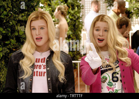 MARLON WAYANS und Shawn Wayans in White Chicks (2004). Copyright: Nur die redaktionelle Nutzung. Kein Merchandising oder Buch deckt. Dies ist eine öffentlich verteilten Handzettel. Zugriffsrechte nur, keine Lizenz des Urheberrechts zur Verfügung gestellt. Nur in Verbindung mit Werbung für diesen Film. Credit: REVOLUTION STUDIOS/WAYANS BROS. Unterhaltung/Lederer, Joe/Album Stockfoto