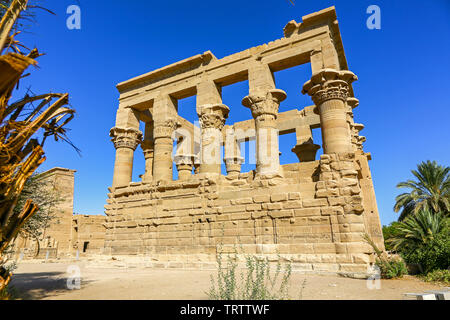 Von Trajan Kiosk im Philae Tempel, ein ägyptischer Tempel Komplex auf der Insel Agilkia im Behälter des Assuan niedrige Dam, Lake Nasser, Ägypten Stockfoto