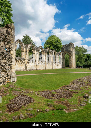 Die Ruinen der St.-mary's-abtei dating von 1088 im Museum Gardens Stadt York Yorkshire England Stockfoto