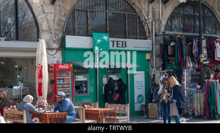 Istanbul, Türkei - 19. März, 2019: Türkische Wirtschaft Bank (TEB) Geldautomaten in Istanbul. BNP Paribas hat seine lokale Präsenz wiwith TEB gestärkt Stockfoto