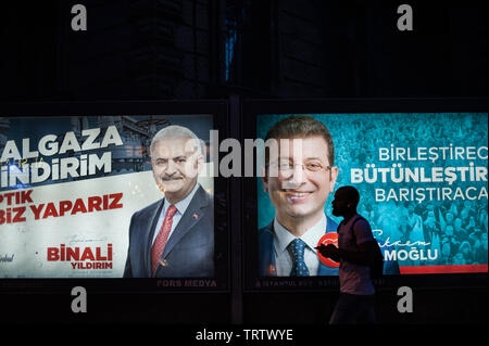 Beleuchtete Werbung Plakate für Istanbul OB-Kandidaten Binali Yıldırım der regierende Partei für Gerechtigkeit und Entwicklung (AKP) und Ekrem Imamoğlu Stockfoto